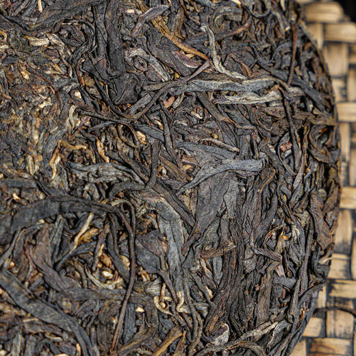 封存的最后20饼全部拿出来分享【闭眼要抢的好茶】【台商定制】2019年四大茶区之最易武倚邦头春古树纯料压制；弯弯市面售价1300元/饼；357g/饼；5饼/提 商品图2