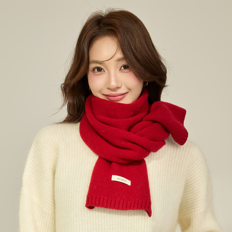 【保暖服饰 丨秋冬新款男女时尚围巾】 面料柔软亲肤，经典色系简约百搭，无论搭配大衣毛衣或者羽绒服都很有氛围感，长款围巾160*22cm ，多款可选