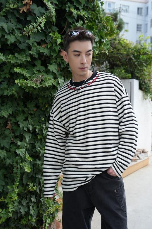 W532864347条纹花朵圆领卫衣 商品图0