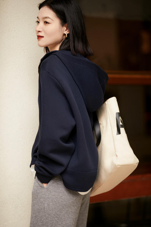 南油高货❗时尚博主人手一件！【梅茵凯琳Meline Kaylin空气层假两件连帽卫衣】减龄慵懒美感穿搭❗高级又自在❗✅进口空气层面料，蓬松柔软！✅宽松H型廓形，包容性极好，不挑身材藏肉显瘦 商品图2