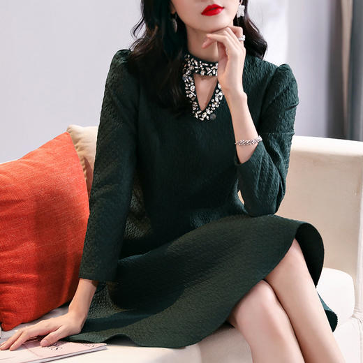 丁摩 秋季新款女装半高领镂空重工钉珠气质收腰纯色九分袖连衣裙5ZF-73743 商品图2