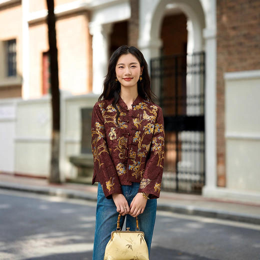 丁摩 春秋金绣瑞兽祥纹与亭台松枝交织的传统雅韵外套5ZF-76022 商品图3