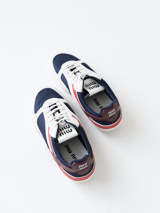 缪缪Gymnasium绒面革彩色饰带徽标压花圆头系带低帮生活休闲鞋（DBG） 商品图4