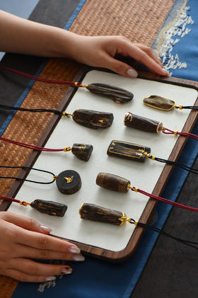 沉香与黄金的结合，一种不用声张的贵气。