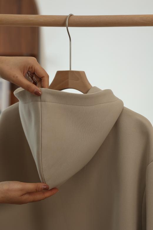 南油高货❗时尚博主人手一件！【梅茵凯琳Meline Kaylin空气层假两件连帽卫衣】减龄慵懒美感穿搭❗高级又自在❗✅进口空气层面料，蓬松柔软！✅宽松H型廓形，包容性极好，不挑身材藏肉显瘦 商品图5