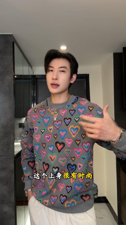 WY1074SDSA男士秋冬新款痞帅男装彩色爱心印花圆领卫衣百搭舒适套头上衣 商品图0