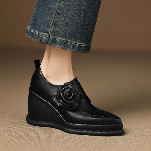 【预售5天】秋季新款深口单鞋透气花朵坡跟高跟小皮鞋女鞋CFE&C6286 商品图2