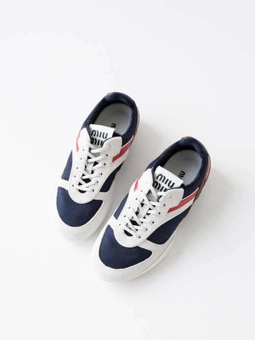 缪缪Gymnasium绒面革彩色饰带徽标压花圆头系带低帮生活休闲鞋（DBG） 商品图3