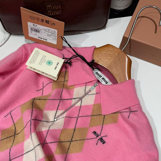 原版miu菱格限定粉𝐩𝐨𝐥𝐨领针织衫101810 商品图11