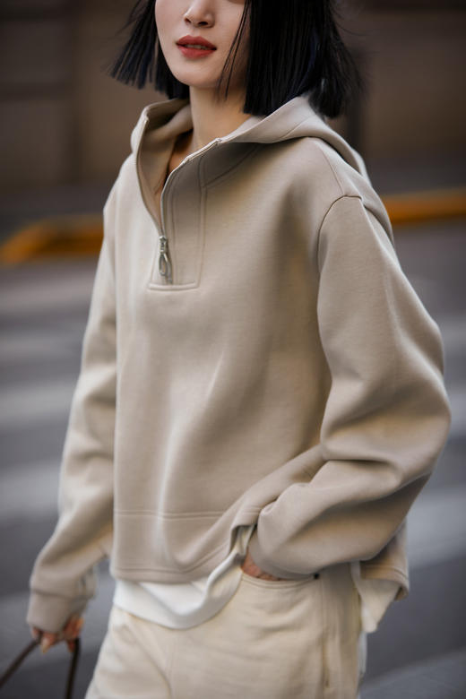 南油高货❗时尚博主人手一件！【梅茵凯琳Meline Kaylin空气层假两件连帽卫衣】减龄慵懒美感穿搭❗高级又自在❗✅进口空气层面料，蓬松柔软！✅宽松H型廓形，包容性极好，不挑身材藏肉显瘦 商品图9