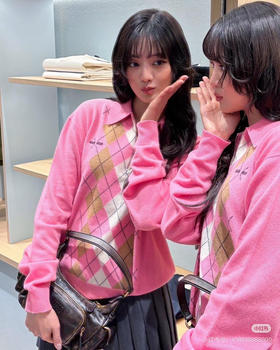 原版miu菱格限定粉𝐩𝐨𝐥𝐨领针织衫101810