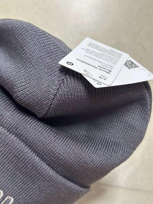 25新款原单正品 LULU 45%羊毛🦙针织帽子。三个颜色   秋冬氛围感的重要单品！
凹造型必备单品！男女都能戴 商品图6