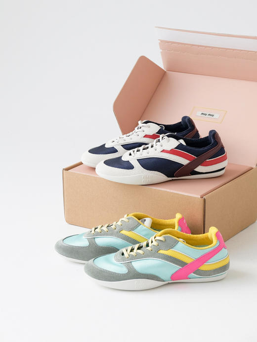 缪缪Gymnasium绒面革彩色饰带徽标压花圆头系带低帮生活休闲鞋（DBG） 商品图1