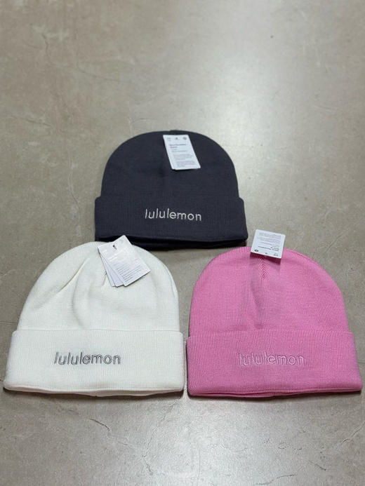 25新款原单正品 LULU 45%羊毛🦙针织帽子。三个颜色   秋冬氛围感的重要单品！
凹造型必备单品！男女都能戴 商品图0