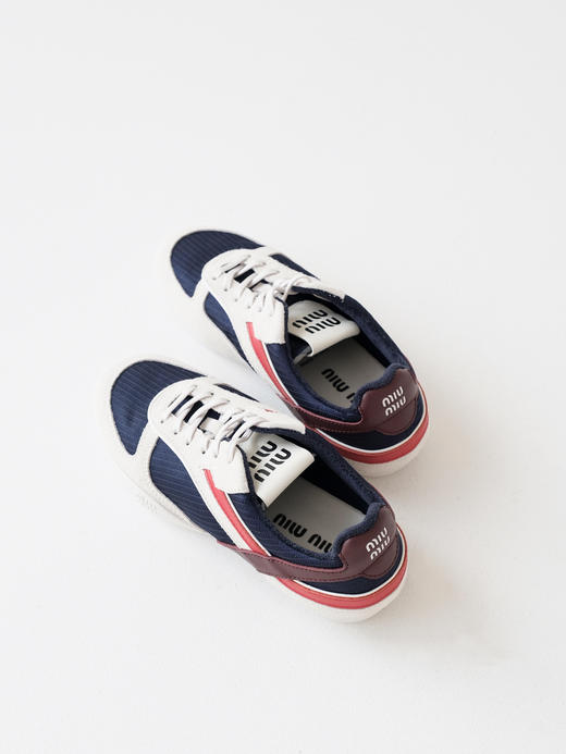 缪缪Gymnasium绒面革彩色饰带徽标压花圆头系带低帮生活休闲鞋（DBG） 商品图5