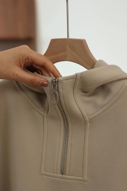 南油高货❗时尚博主人手一件！【梅茵凯琳Meline Kaylin空气层假两件连帽卫衣】减龄慵懒美感穿搭❗高级又自在❗✅进口空气层面料，蓬松柔软！✅宽松H型廓形，包容性极好，不挑身材藏肉显瘦 商品图3