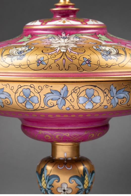 独角鹿西洋古董 1851-1861年代法国御窑塞弗尔出品新文艺复兴风格手绘描金怪面卷叶主题Coupe Henri II器形带盖樽 商品图3