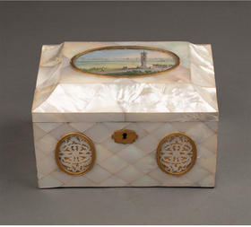 独角鹿西洋古董 19世纪法国卢浮宫回廊商店出品奥地利艺术家Balthasar Wigand绘《维也纳“十字架上的纺纱者”石塔》细密画外盒装饰铜鎏金嵌母贝缝纫套件