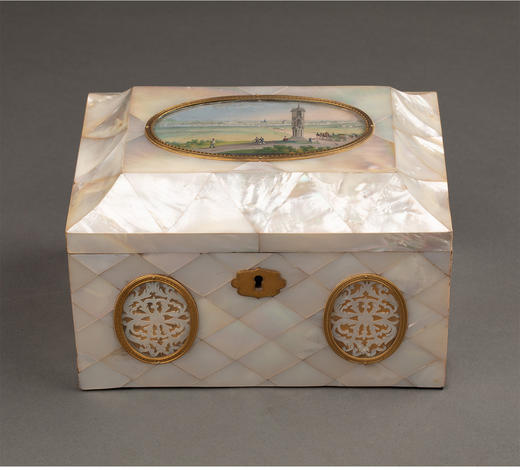 独角鹿西洋古董 19世纪法国卢浮宫回廊商店出品奥地利艺术家Balthasar Wigand绘《维也纳“十字架上的纺纱者”石塔》细密画外盒装饰铜鎏金嵌母贝缝纫套件 商品图0