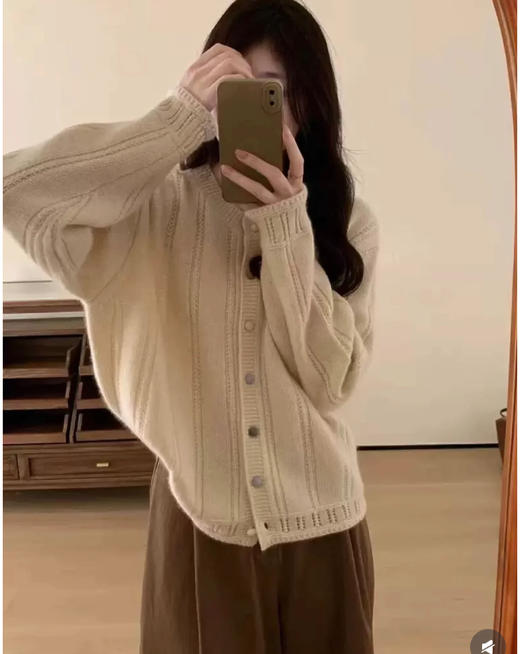 老米优品🎈3天左右发！《浣熊绒彩色扣子针织开衫》百搭毛绒感毛衣开衫，温柔色系减龄韩系~ 商品图8