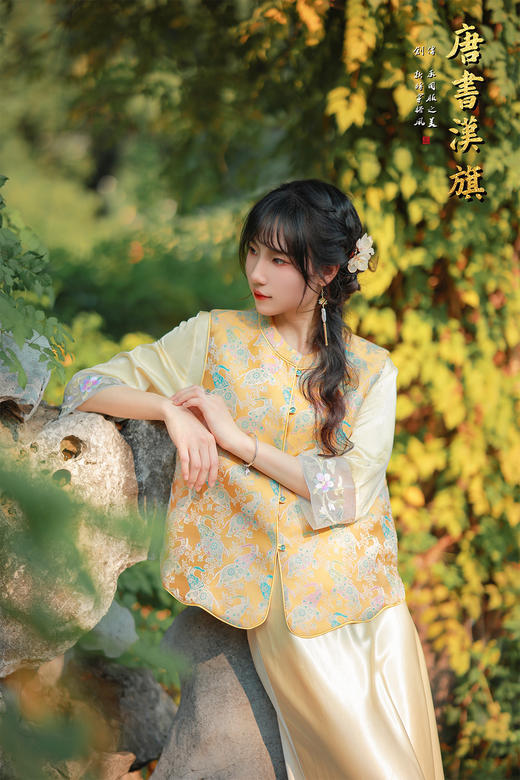 【吉象满庭（双面织锦缎）】明黄织锦中式马甲衣身以明黄为底，满幅织就彩调祥瑞纹样，古典雅致中透着灵动生机；门襟缀精致纽扣，短款版型适配衬衣、高领衫等多元内搭，轻松打造层次穿搭。 商品图4