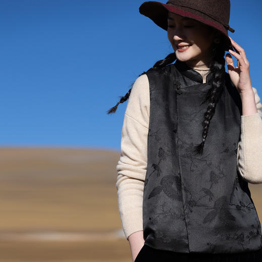 牧衣游原创 重磅26姆米提花香云纱高蓬松红嘴雁羽绒马夹女冬 溪影 商品图0