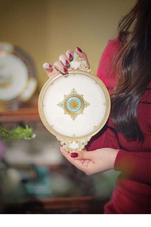 【已售】独角鹿西洋古董 1896年代法国御窑塞弗尔签名出品蓝白釉装饰手绘描金花卉卷叶纹双柄瓷盘 商品图0