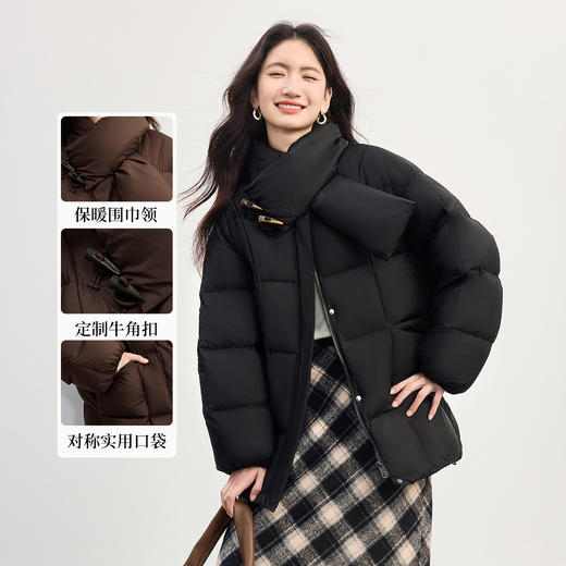 【周末秒杀】熙世界围巾领面包羽绒服女冬季连帽黑色防风牛角扣保暖鸭绒短外套 商品图1