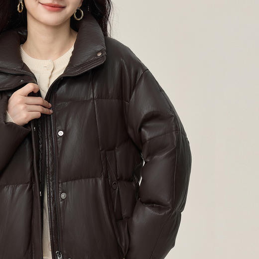 【年货节】熙世界亮面PU皮咖色面包羽绒服女冬季2025新款琥珀流光风鸭绒外套 商品图4