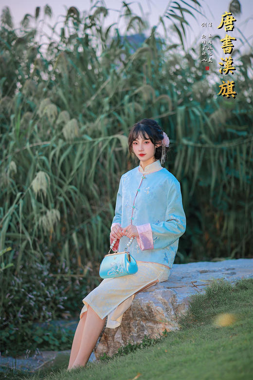 【粉蓝织梦】水蓝刺绣中式短衫，融江南水韵于衣袂之间。   衣身以清透水蓝为底，暗织雅致提花并点缀精巧刺绣，领口与袖口饰柔粉滚边，细节处尽显国风温婉；立领设计衬出颈部线条 商品图3