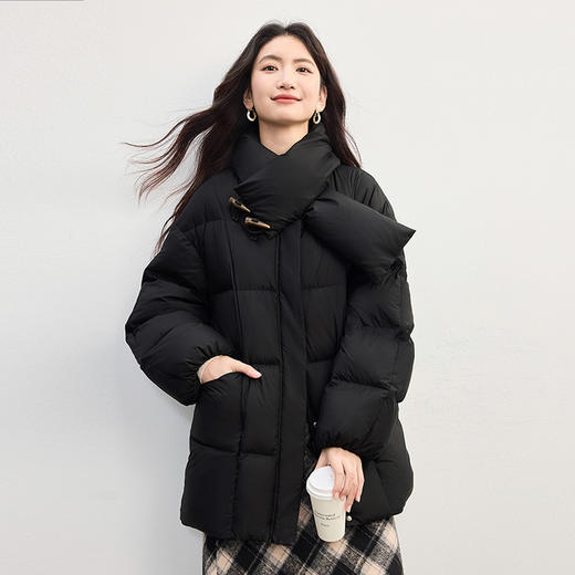 【周末秒杀】熙世界围巾领面包羽绒服女冬季连帽黑色防风牛角扣保暖鸭绒短外套 商品图4