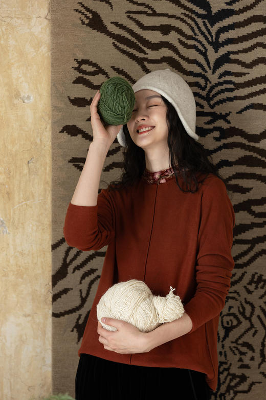 牧衣游原创 棉混纺手工刺绣T恤女冬季新款简约百搭休闲上衣 庭絮 商品图5