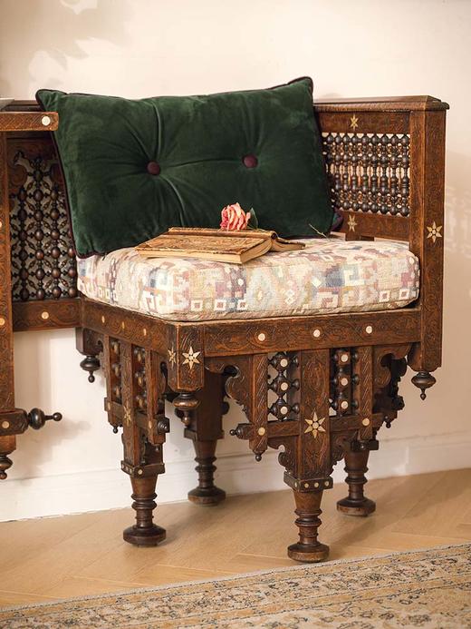 【已售】独角鹿西洋古董 1880年代叙利亚出品伊斯兰风格母贝镶嵌卷叶纹硬木精雕可折叠式双人桌椅套件 商品图2