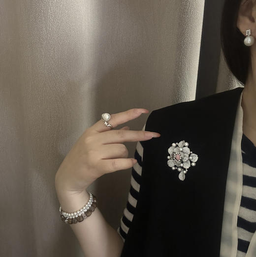 女王贝+珍珠星星点点，花开富贵胸针，立体感很强哦。ji光的珍珠，近圆无核天然珍珠。 商品图4