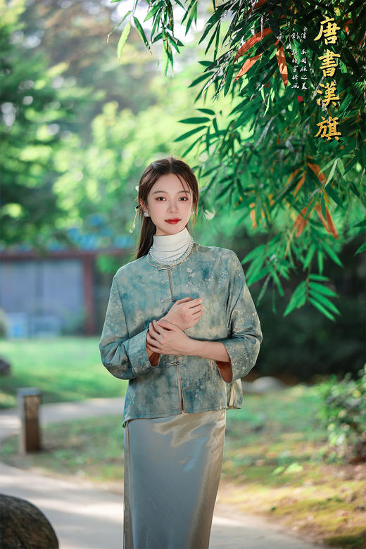 【青花灰影（人丝提花）】青釉色提花中式短衫，萃取国风雅致，点亮日常穿搭意境。   衣身以清润青釉色为底，暗织雅致提花纹理，圆领设计衬出颈部温婉线条；门襟缀传统盘扣，长袖翻折整体版型宽松有度 商品图6