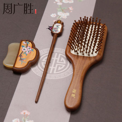 周广胜天然南美酸枝镶嵌彩绘气垫梳刮痧板发簪烟雨棠礼盒 商品图3