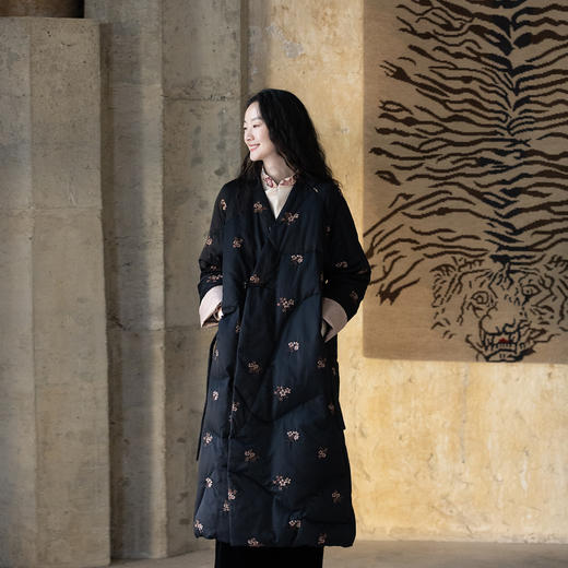 牧衣游原创 丝棉匹绣红嘴雁绒羽绒服长外套女新抗寒加厚保暖 渡霜 商品图0