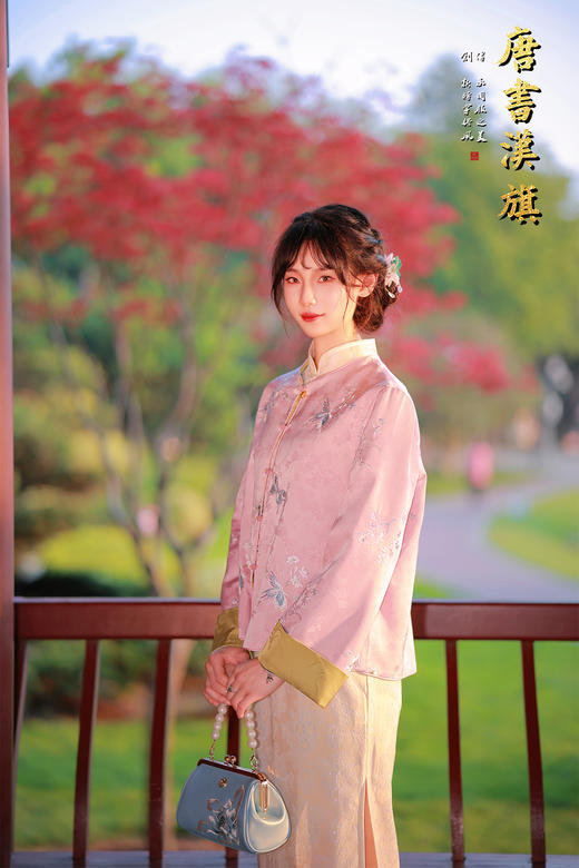 【蝶语双生】桃粉刺绣中式短衫，撷取江南春韵，织就国风雅致。   衣身以柔润桃粉为底，满幅绣制清透蓝蝶纹样，灵动翩跹；领口衬米黄立领，袖口翻折暖金缎面 商品图4