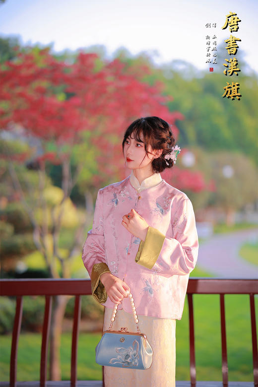 【蝶语双生】桃粉刺绣中式短衫，撷取江南春韵，织就国风雅致。   衣身以柔润桃粉为底，满幅绣制清透蓝蝶纹样，灵动翩跹；领口衬米黄立领，袖口翻折暖金缎面 商品图5