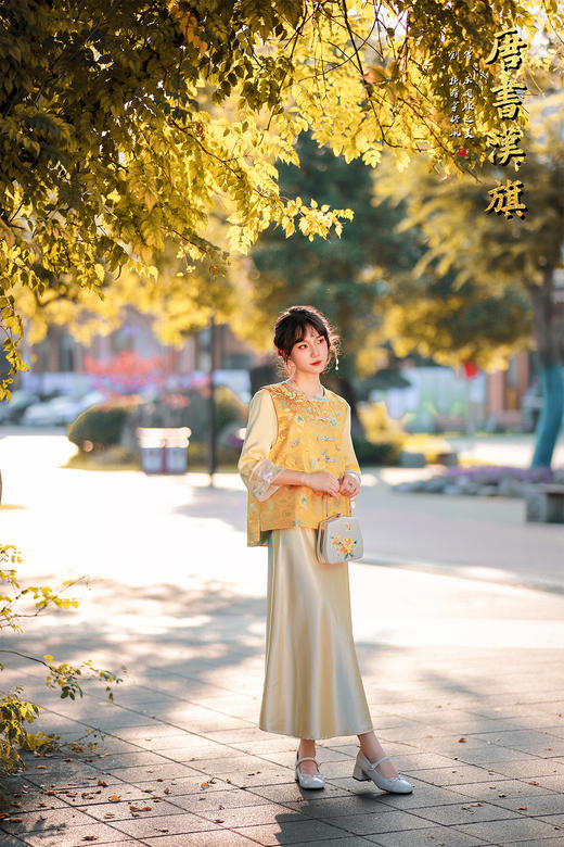 【凌霄（醋酸提花）】衣身以明黄为底，满幅暗织蓝调花蝶提花纹理，古典雅致；门襟缀青蓝盘扣，细节处尽显中式巧思，短款版型适配多元内搭，可叠穿衬衣、高领衫打造层次。 商品图7