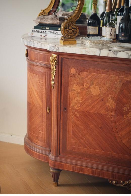 独角鹿西洋古董 19世纪末法国出品路易十六风格铜鎏金精雕装饰繁花奖杯主题细木镶嵌及大理石台面带镜餐边柜 商品图4