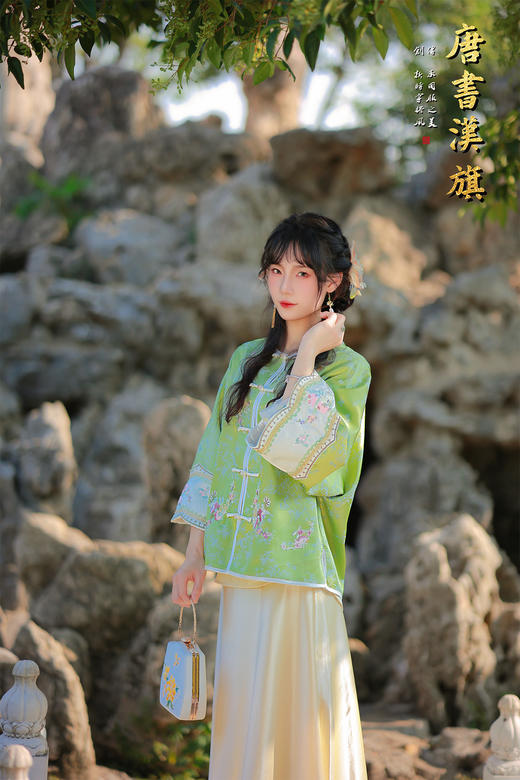 【青竹雅韵（丝绸绣花）】春芽绿绣花中式短衫，融古典雅韵于现代穿搭。   衣身以清新春芽绿为底，满幅提花暗织花团锦簇，门襟缀传统盘扣，喇叭袖口饰精美绣边，细节处尽显国风巧思；宽松版型适配多元身形 商品图1