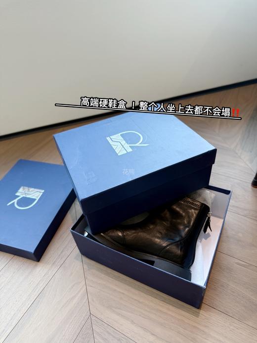 【品牌撤柜 经典女士加绒时尚短靴】进口手抓纹牛皮，鞋身全部使用进口软牛皮 防滑耐磨橡胶大底 后拉链方便穿脱 冬季绒里高保暖 法式方圆头设计，优雅的气质提升个人魅力! 商品图2