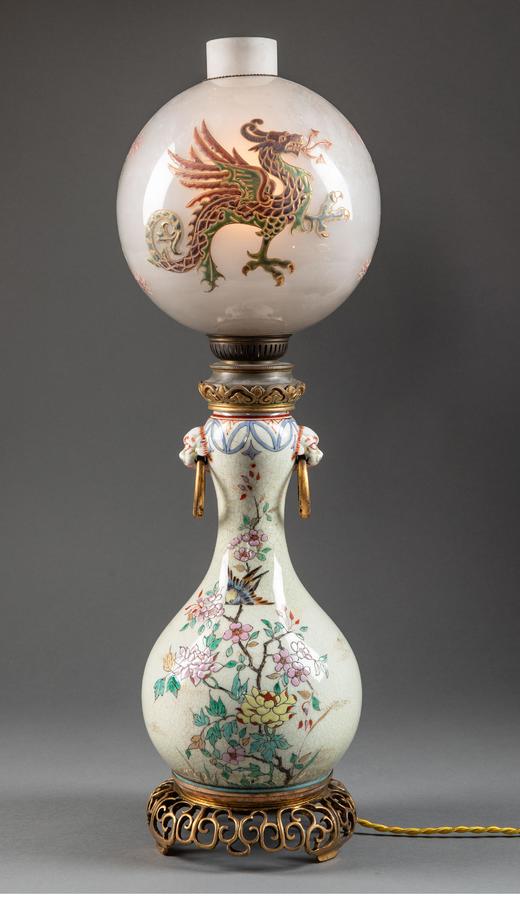 独角鹿西洋古董 1870年代法国出品东方风格铜鎏金精雕底座嵌龙纹珐琅彩绘水晶灯罩装饰「喜上梅梢」主题冰裂纹瓷瓶台灯一对 商品图2