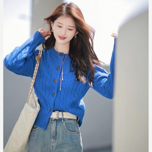 秒变冷白皮的克莱因蓝 温柔到骨子里【ORIGNAL&CO  经典复古开衫】早晚穿厚度刚好，软糯不扎肤，单穿叠穿都好看，春秋穿它氛围感拉满~ 商品图0