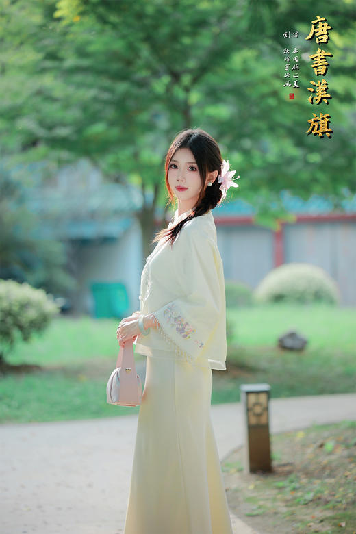 【玉绣风羽华裳】米白刺绣中式短衫，萃国风灵韵，织就春日浪漫。   衣身以柔润米白为底，满幅绣制彩调花簇纹样，清新雅致；领口缀盘扣，袖口垂坠水晶流苏 商品图6