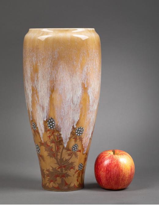 独角鹿西洋古董 1900-1901年代新艺术时期法国御窑出品Alexandre SANDIER设计手绘蓟花主题du Creusot器形黄釉堆白瓷瓶 商品图1