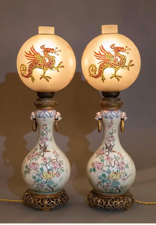 独角鹿西洋古董 1870年代法国出品东方风格铜鎏金精雕底座嵌龙纹珐琅彩绘水晶灯罩装饰「喜上梅梢」主题冰裂纹瓷瓶台灯一对 商品图1