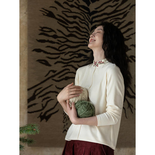 牧衣游原创 棉混纺手工刺绣T恤女冬季新款简约百搭休闲上衣 庭絮 商品图2