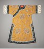 独角鹿西洋古董 19世纪末中国晚清时期出品香色缎绣富贵花果及祥瑞彩蝶纹氅衣 商品缩略图2